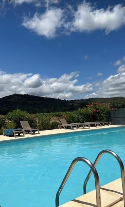 Cosy Appartement Entre Vignes Et Garrigue Avec Piscine Peret Bagian luar foto