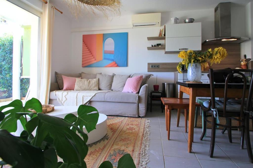 Cosy Appartement Entre Vignes Et Garrigue Avec Piscine Peret Bagian luar foto